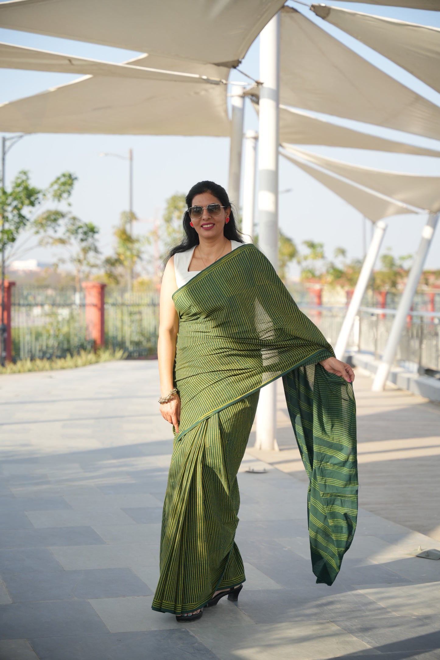 lightweight-breathable-daily-wear-green-dabu-cotton-saree