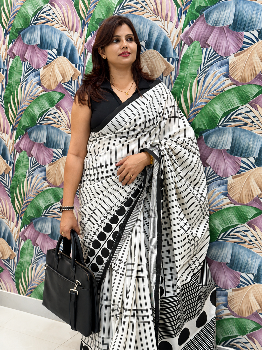 Lightweight white handloom mulmul cotton saree for daily office wear